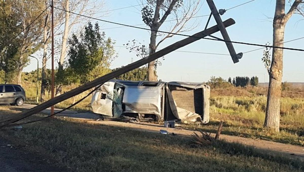 Sufrieron un brutal accidente cuando salían de Catriel: una joven murió