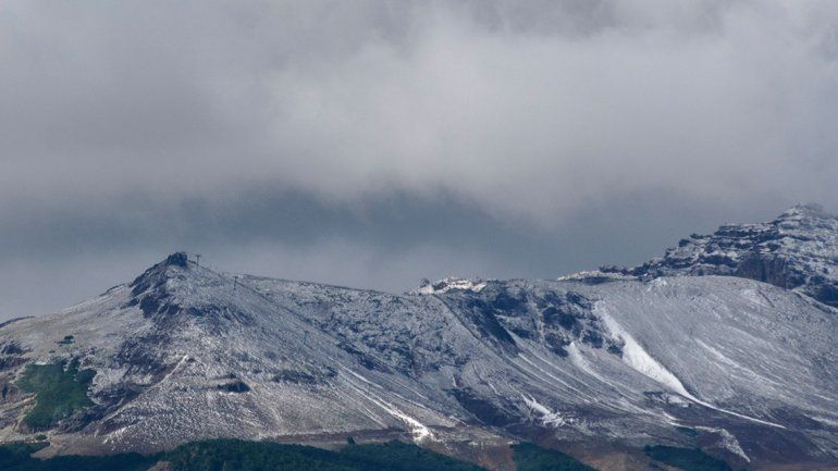 El frío y la nieve sorprendieron a los turistas en la cordillera