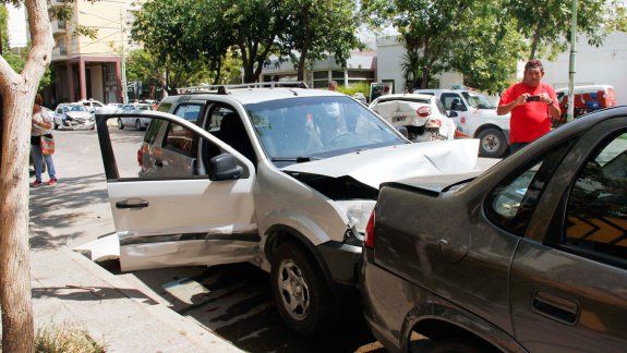 Los autos quedaron desparramados en varios metros de Yrigoyen.