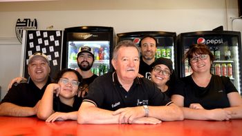El Tano Daniel Mancini junto a todo el staff de la emblemática pizzería de 9 de julio y Belgrano: No sé mandar, me hago amigo de los empleados.