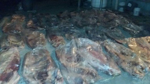 Los costillares de excelente calidad eran trasladados en una Toyota.