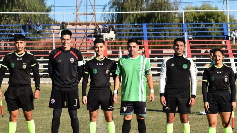 El árbitro con sus compañeros y los capitanes en el sorteo previo. Foto: gentileza Magazzine Mundial