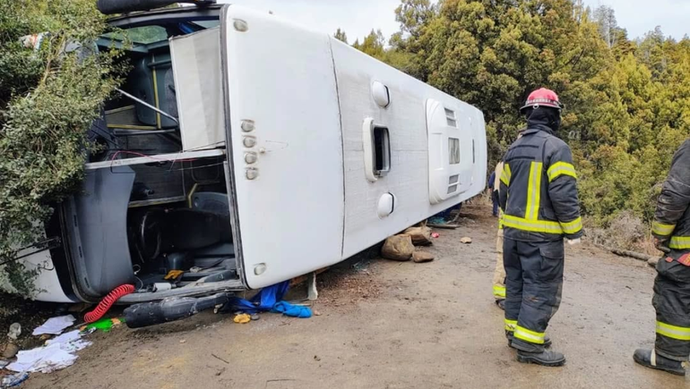 Fuerte vuelco de un colectivo en Villa Traful sobre Ruta 65: hay 5 heridos graves