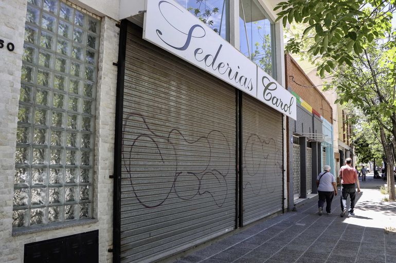 El sector mercantil local atraviesa dificultades y ca&iacute;da en las ventas, en un momento controvertido por el debate nacional por la Ley Bases y el RIGI.