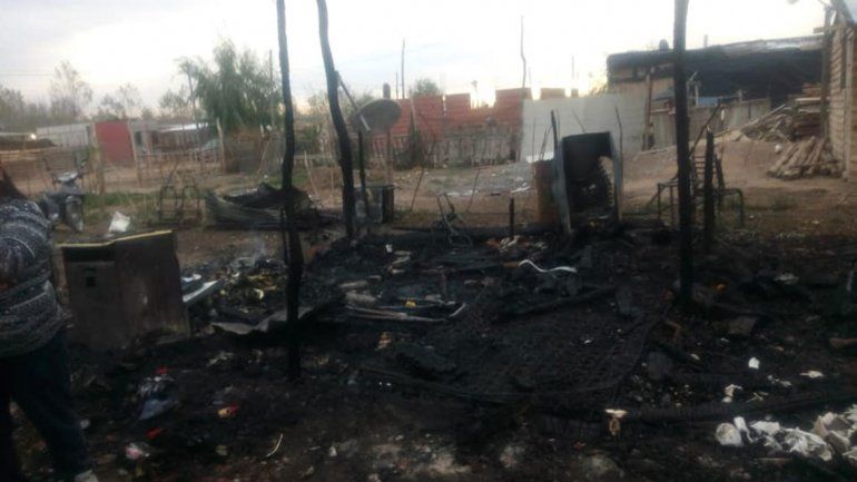 Un incendio arrasó una casilla en la 2 de Febrero