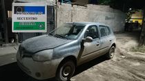 El Clío robado la semana pasada a una vecina de la calle Paraguay, apareció en un sector del barrio La Paz. El Clío robado la semana pasada a una vecina de la calle Paraguay, apareció en un sector del barrio La Paz.