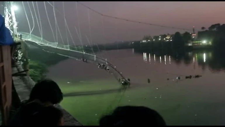 Colapsó un puente colgante en India: más de 90 muertos y 100 desaparecidos