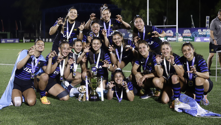 Micaela Pallero festejando con sus compañeras de Las Yaguaretes