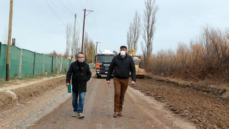 Empezó la obra de asfalto del camino que unirá Cipolletti y Oro