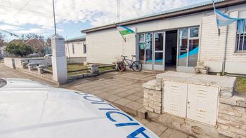 presos de una comisaria del alto valle intentaron escaparse por la ventana de un bano