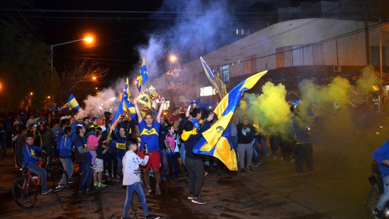Los hinchas de Boca coparon la calle a puro festejo