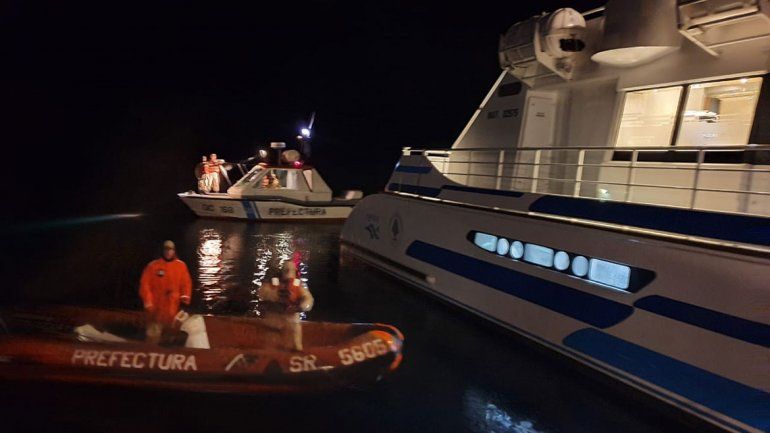 Por el derrumbe y la nieve en La Angostura, rescataron a 750 turistas por el lago