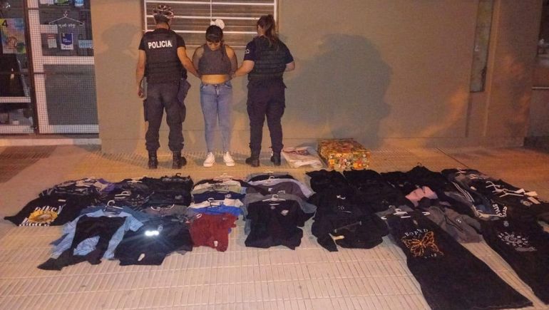 Se llevaban casi una tienda. La mujer fue atrapada con cerca de 70 prendas que había robado en tiendas de Allen. Un cómplice escapó. Andaban con una niña.&nbsp;