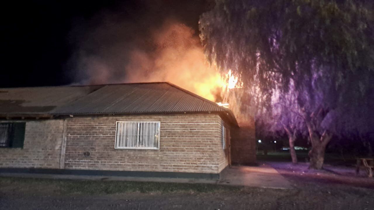El fuego destruyó el salón de los vecinos, en Valle Azul.&nbsp;