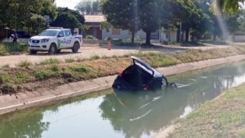 El auto en el que viajaban los padres adolescentes y su bebé de un año cayó al canal. El bebé murió. Foto: rnqnnoticias.