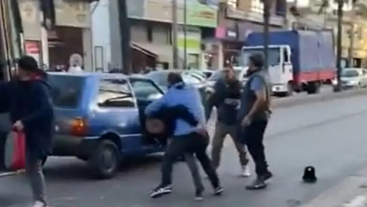 Colectivero y automovilista a las piñas por una discusión de tránsito