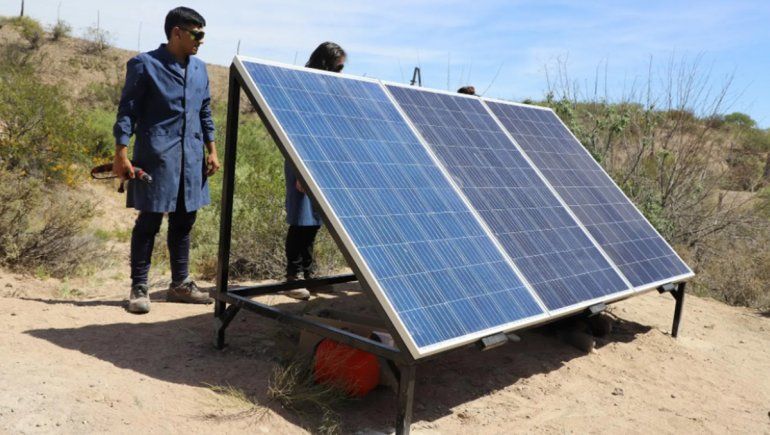 Estudiantes instalaron una bomba solar de riego en una escuela rural de Roca