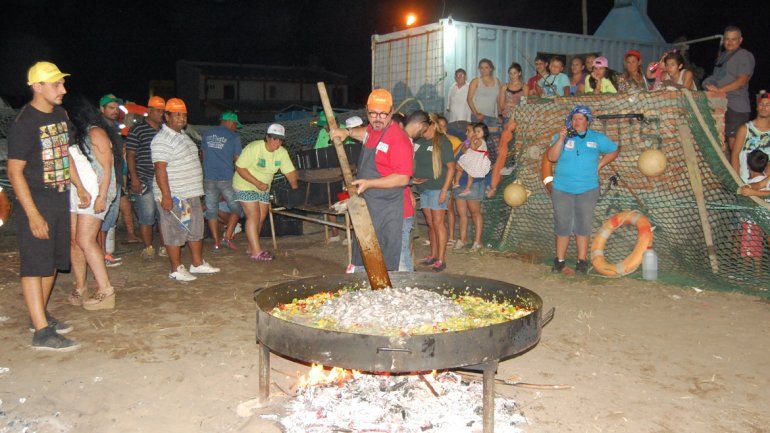 El chef italiano Donato De Santis cocinó una paella para 500 personas.