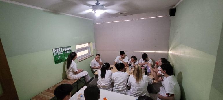 Resulta patente que las dimensiones del comedor del Hospital son muy chicas. Además