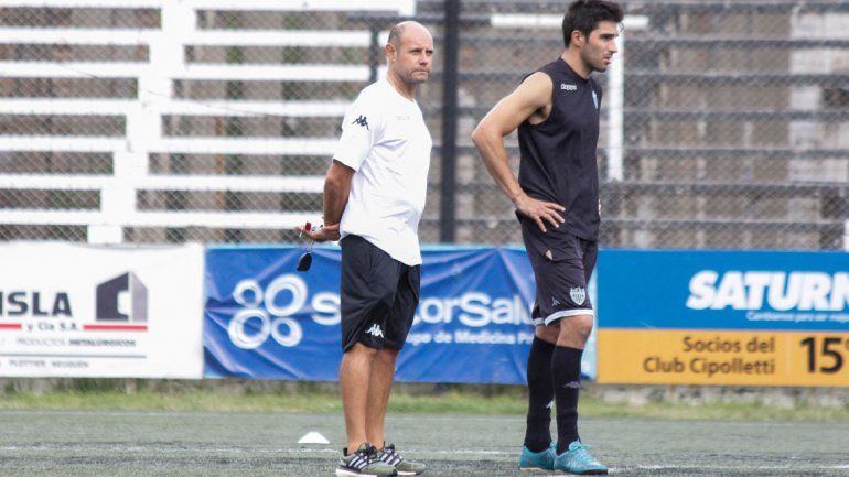 Medina negó tener dolencias y aseguró que salió por una decisión del técnico Botella.