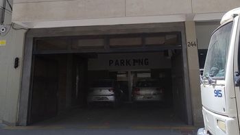 una pesadilla: 15 autos estan atrapados hace mas de un mes en una cochera en pleno centro una pesadilla: 15 autos estan atrapados hace mas de un mes en una cochera en pleno centro