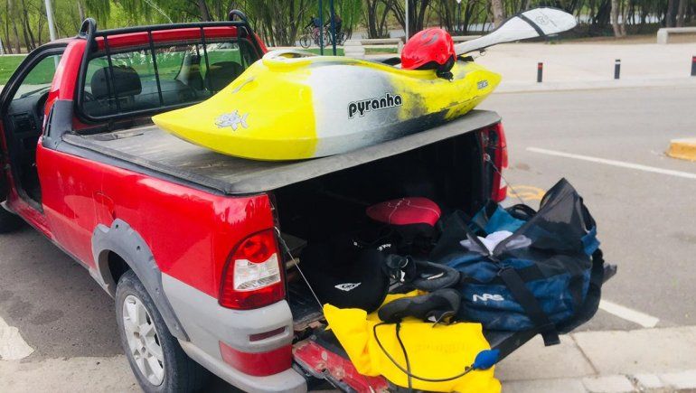 Se le cayó el kayak de la camioneta y lo busca por cielo y tierra