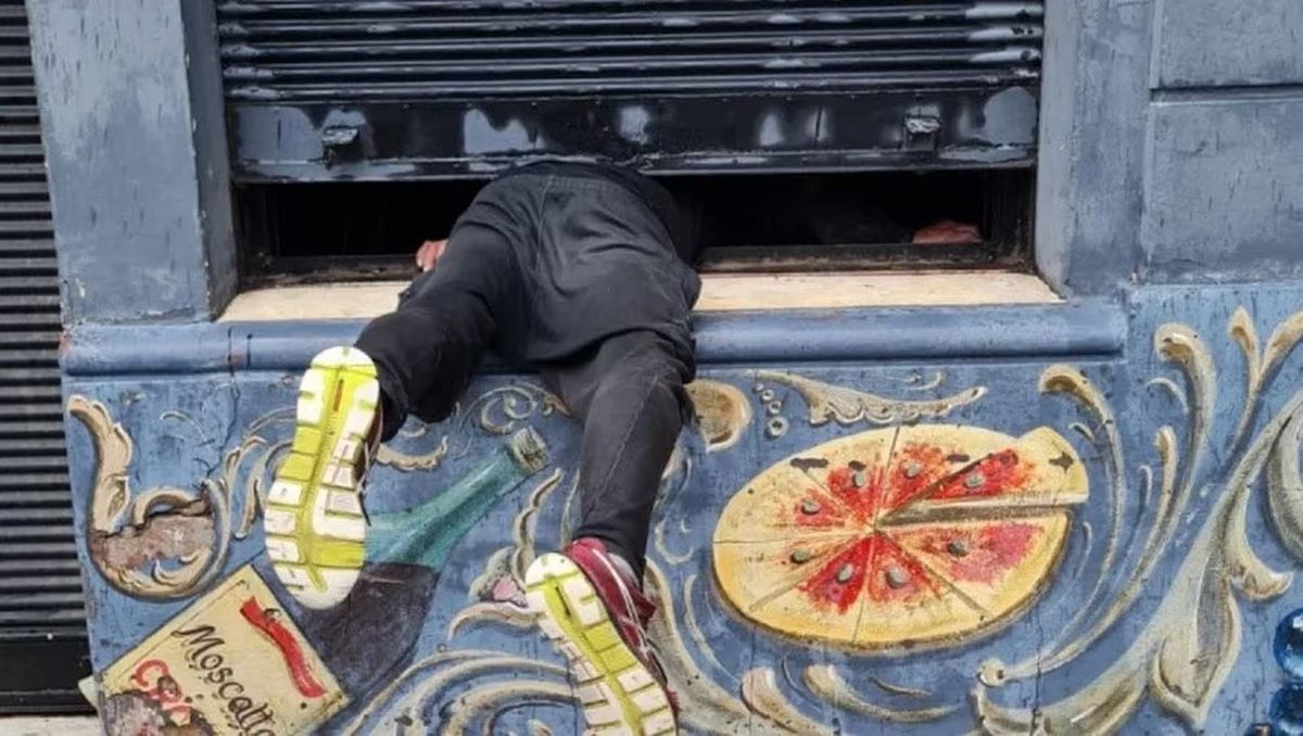 Ladrón quedó atrapado en la ventana de una pizzería