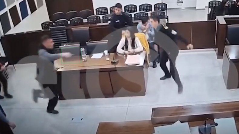 Video: así un detenido intentó atacar a una fiscal en pleno juicio