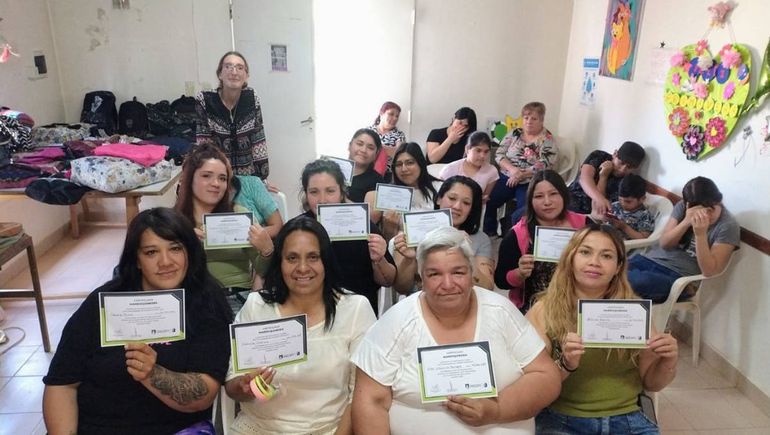 La Muni concluyó un nuevo curso de oficios en Puente 83 Sur.