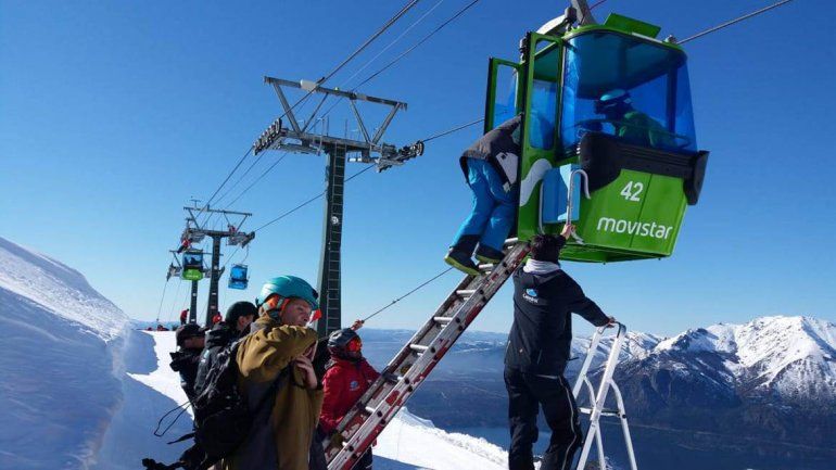 Rescataron a 300 personas por una falla en las telecabinas de Bariloche