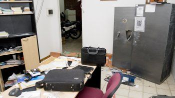 Importantes daños provocaron los delincuentes durante su estadía en las oficinas de Automotores Juanka.