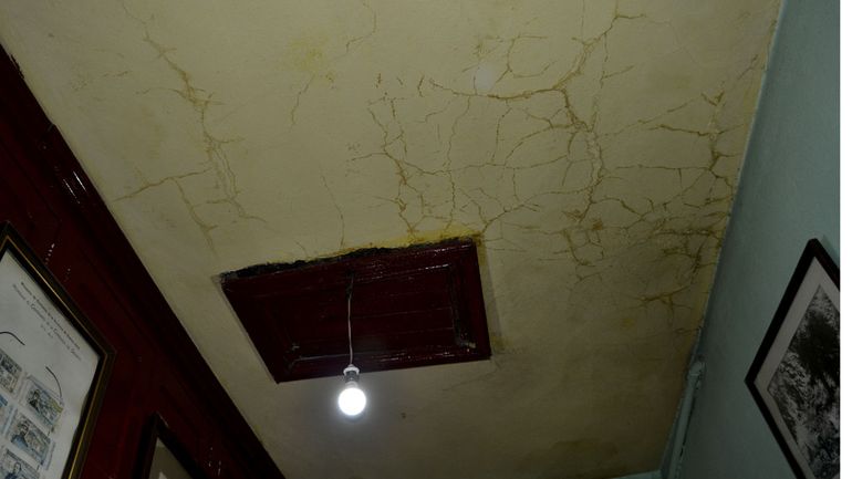 Las filtraciones a causa de las precipitaciones ya son visibles en el cielorraso. Hay varias goteras. Se requieren obras de refacción.