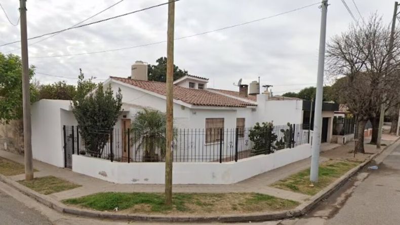 Tragedia: un hombre estaba arreglando su auto, se le cayó encima y murió aplastado | LMCipolletti.com Tragedia: un hombre estaba arreglando su auto, se le cayó encima y murió aplastado