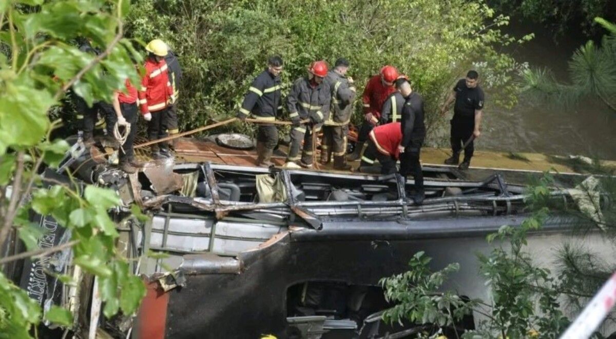 Las imágenes del lugar muestran el vehículo volcado, rodeado de equipaje, escombros y restos del guardarraíl.