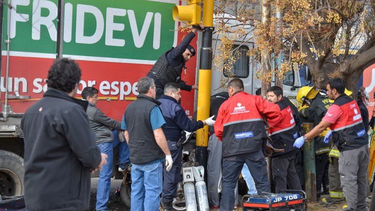 Las impactantes fotos del dramático rescate en Neuquén