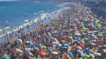 Las Grutas transita una temporada con una notable ocupación. Aparecieron aguas vivas, y varias personas fueron picadas. El verano sigue a full. 