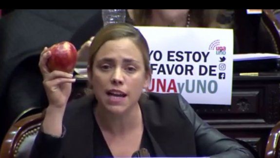 Con una manzana chilena en mano