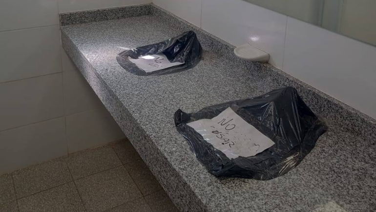 Los baños del establecimientos presentan fallas y constantemente se encuentran fuera de servicio. Los baños del establecimientos presentan fallas y constantemente se encuentran fuera de servicio.