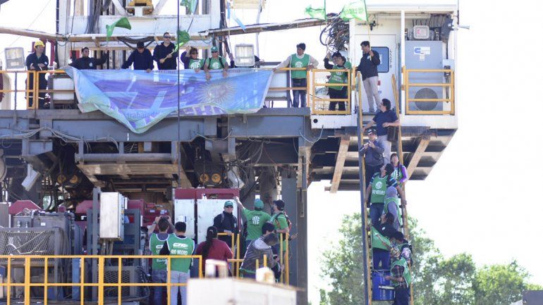 Militantes de ATE bloquean los accesos a los pozos petroleros y tomaron las máquinas en Allen