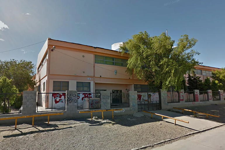 Un nene fue a la escuela y repartió miles de pesos entre sus compañeros