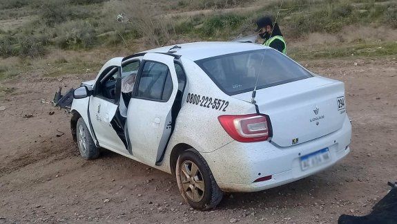 Ladrones aprovecharon y le robaron al taxista que chocó