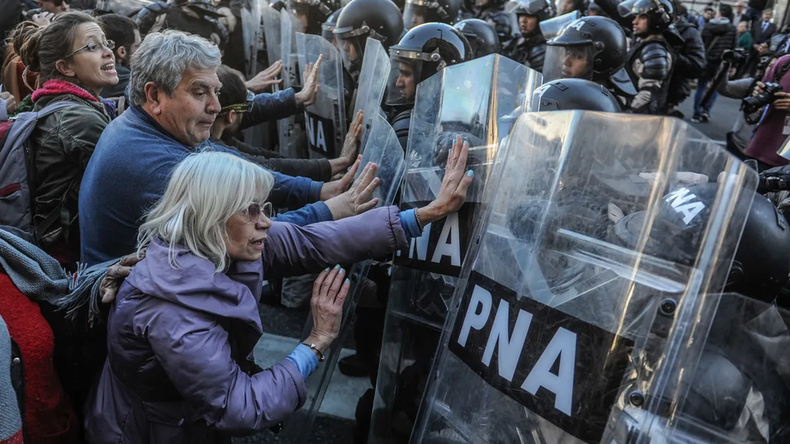 Violencia en el Congreso: la policía se enfrenta con jubilados e hinchas