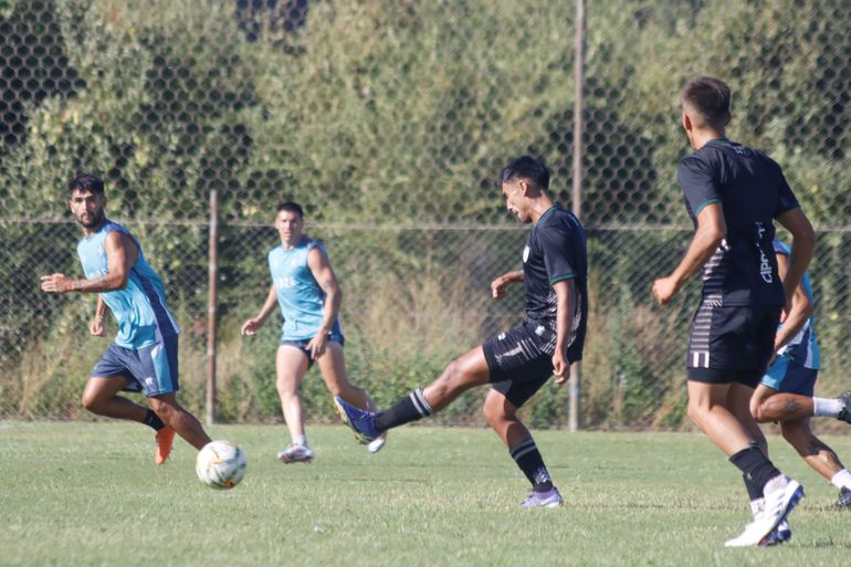 Deportivo Rincón y Cipolletti ya se vieron las caras en un amistoso de pretemporada. Foto Anahí Cárdena.