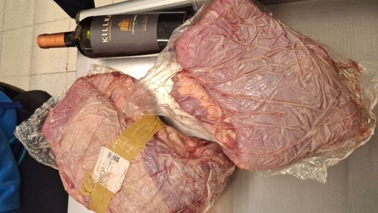 Dos matambres y un vino se llevaban sin pagar dos hombres de un súper de Cipolletti. Pero los descubrieron y fueron presos.