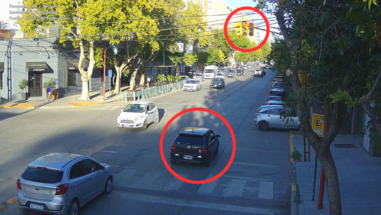 Las cámaras registran los cruces de semáforo en rojo. Próximamente se multará por obstrucción de senda peatonal.