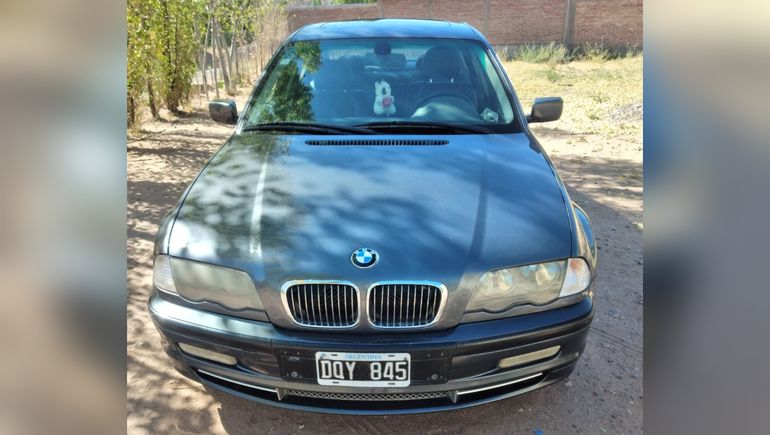Vendió su auto BMW, pero le pagaron con cheques sin fondos