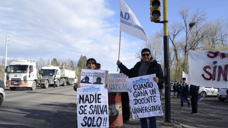 Los docentes reclaman recomposición salarial y presupuesto para las universidades.