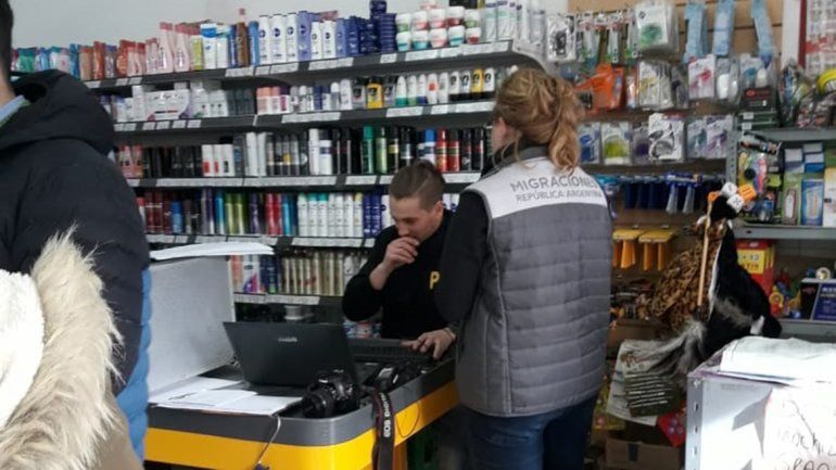 Allanaron dos supermercados chinos de Cinco Saltos por presunta trata de persona