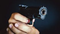 A punta de pistola, abuso de una menor y le robó al compañero de la joven.