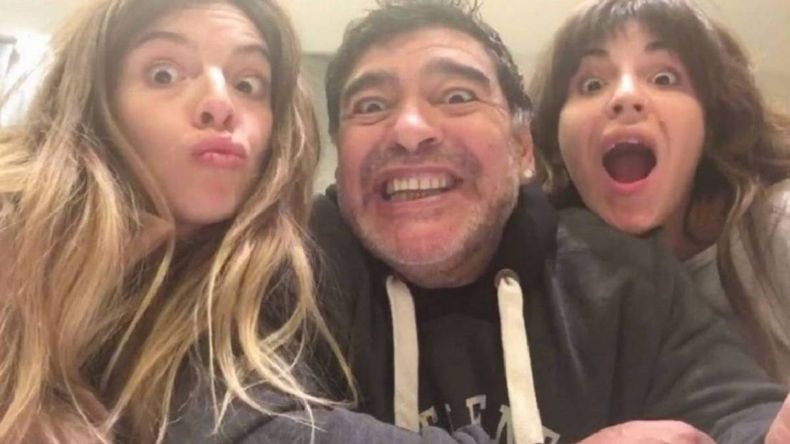 El sentido posteo de Dalma y Gianinna en el cumpleaños 65 de Diego Maradona | LMCipolletti.com El sentido posteo de Dalma y Gianinna en el cumpleaños 65 de Diego Maradona